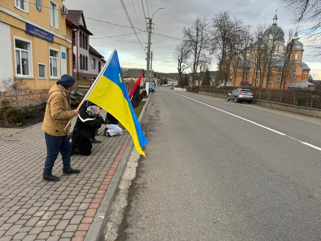 В Делятин прибув скорботний кортеж з тілом військовослужбовця Олександра Петрика. ФОТО