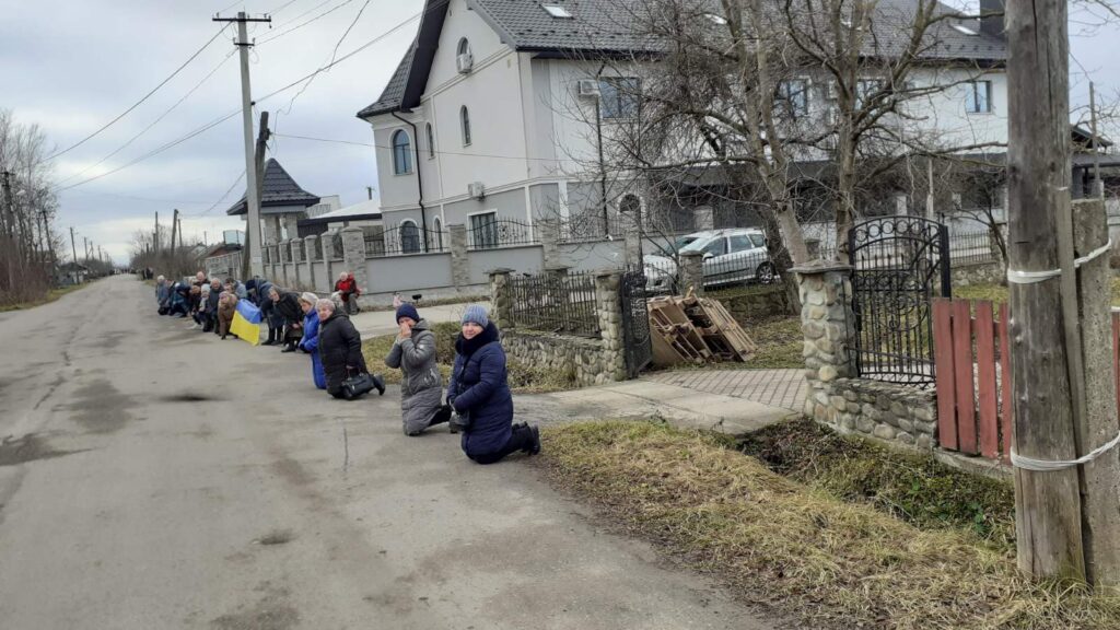 На Прикарпатті на колінах зустріли загиблого на війні Павла Стефаніва. ФОТО