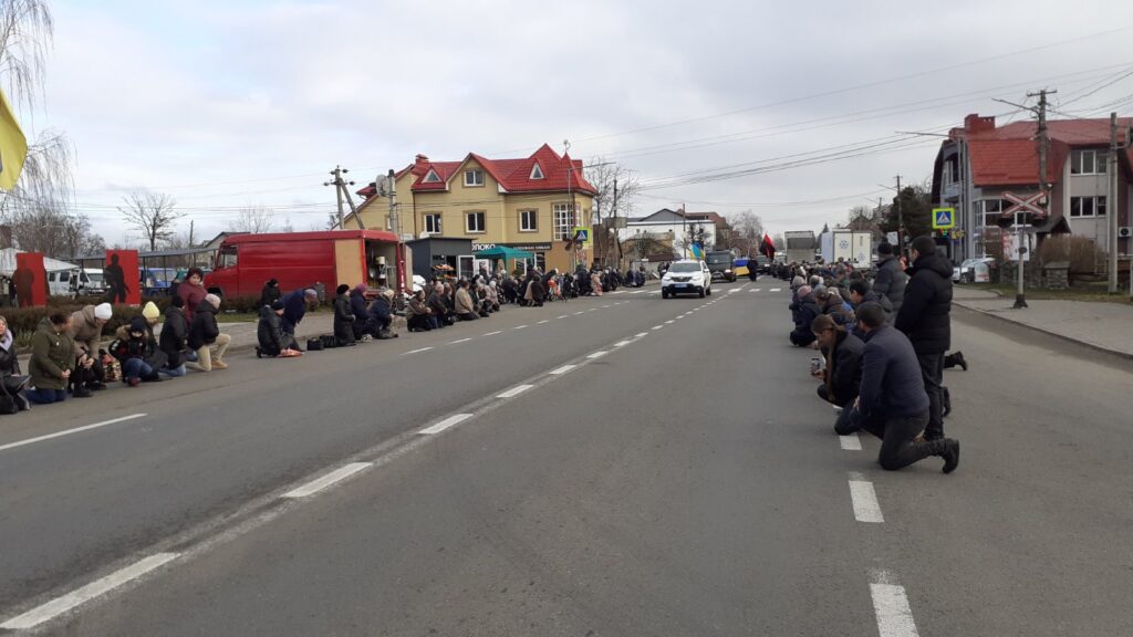 На Прикарпатті на колінах зустріли загиблого на війні Павла Стефаніва. ФОТО