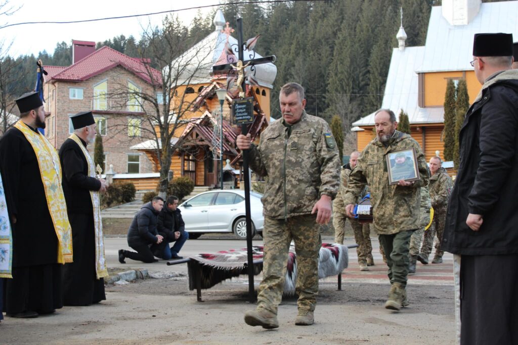 Назавжди 28: Верховинська громада втратила на війні захисника Михайла Семенюка