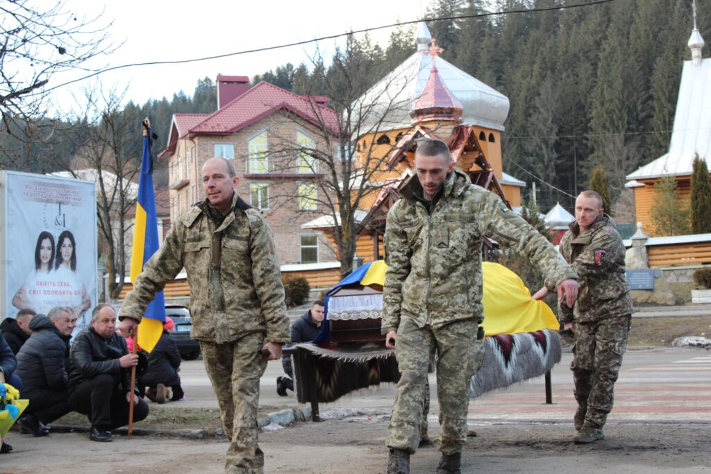 Назавжди 28: Верховинська громада втратила на війні захисника Михайла Семенюка