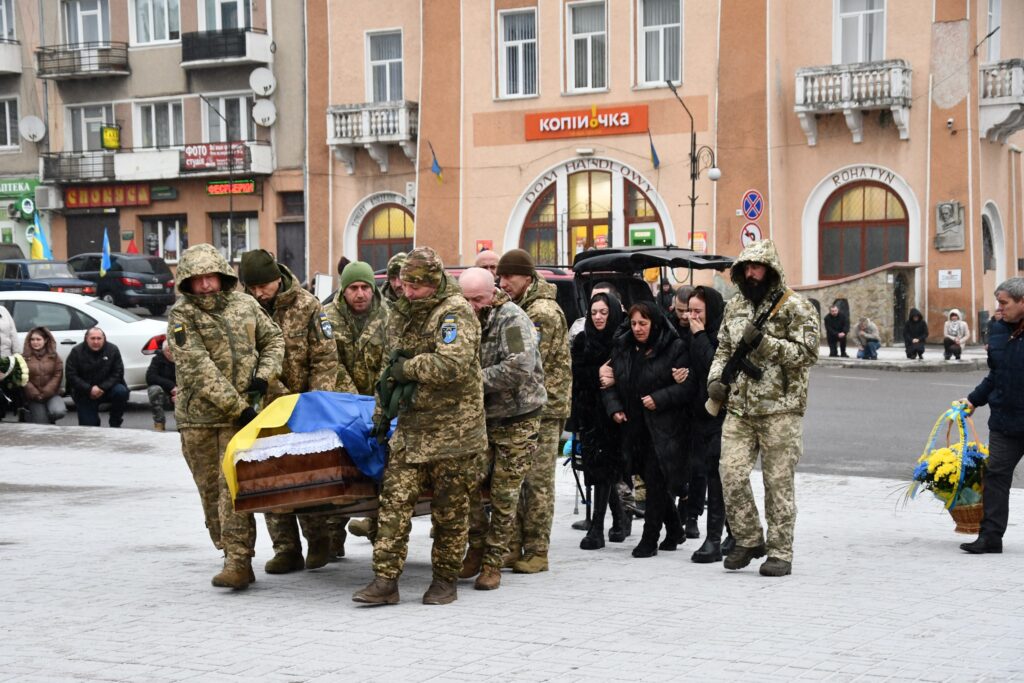 До Рогатинської громади на щиті повернувся воїн Василь Дорошенко