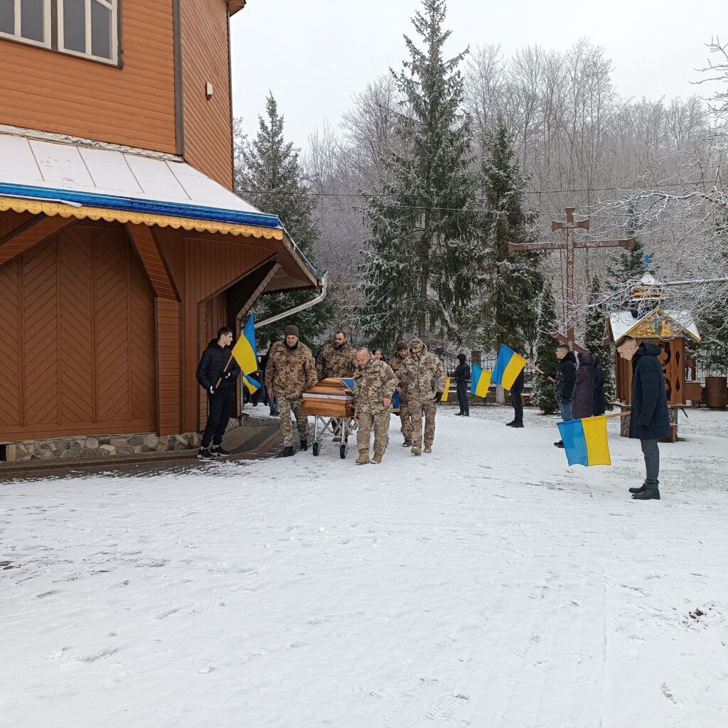 У Тисменицькій громаді попрощалися з Героєм Петром Дзіворонюком