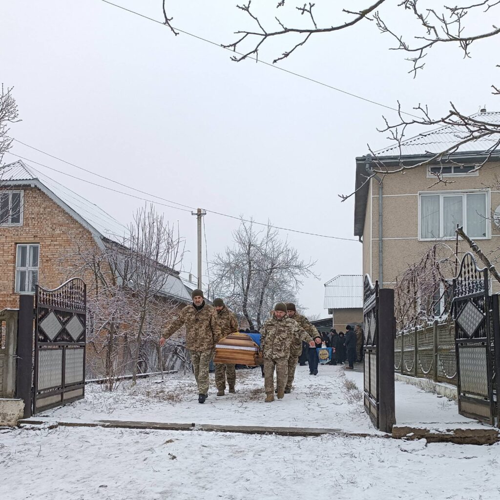 У Тисменицькій громаді попрощалися з Героєм Петром Дзіворонюком