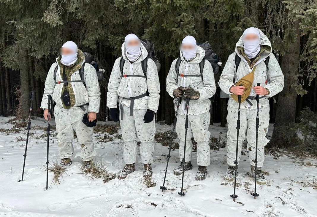 У Карпатах затримали чоловіків у маскувальних костюмах, які намагались втекти до Румунії