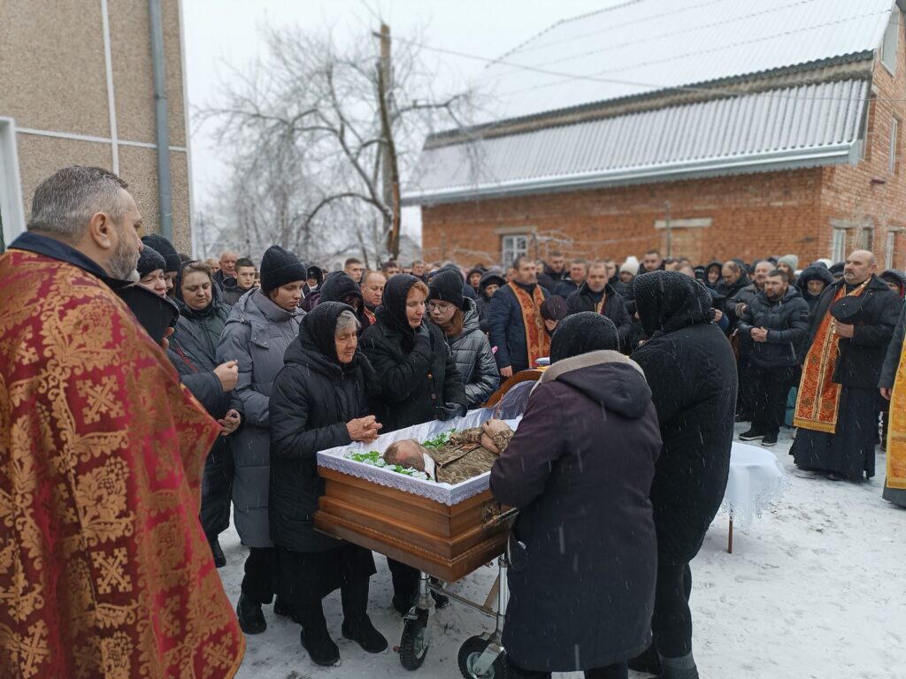 У Тисменицькій громаді попрощалися з Героєм Петром Дзіворонюком