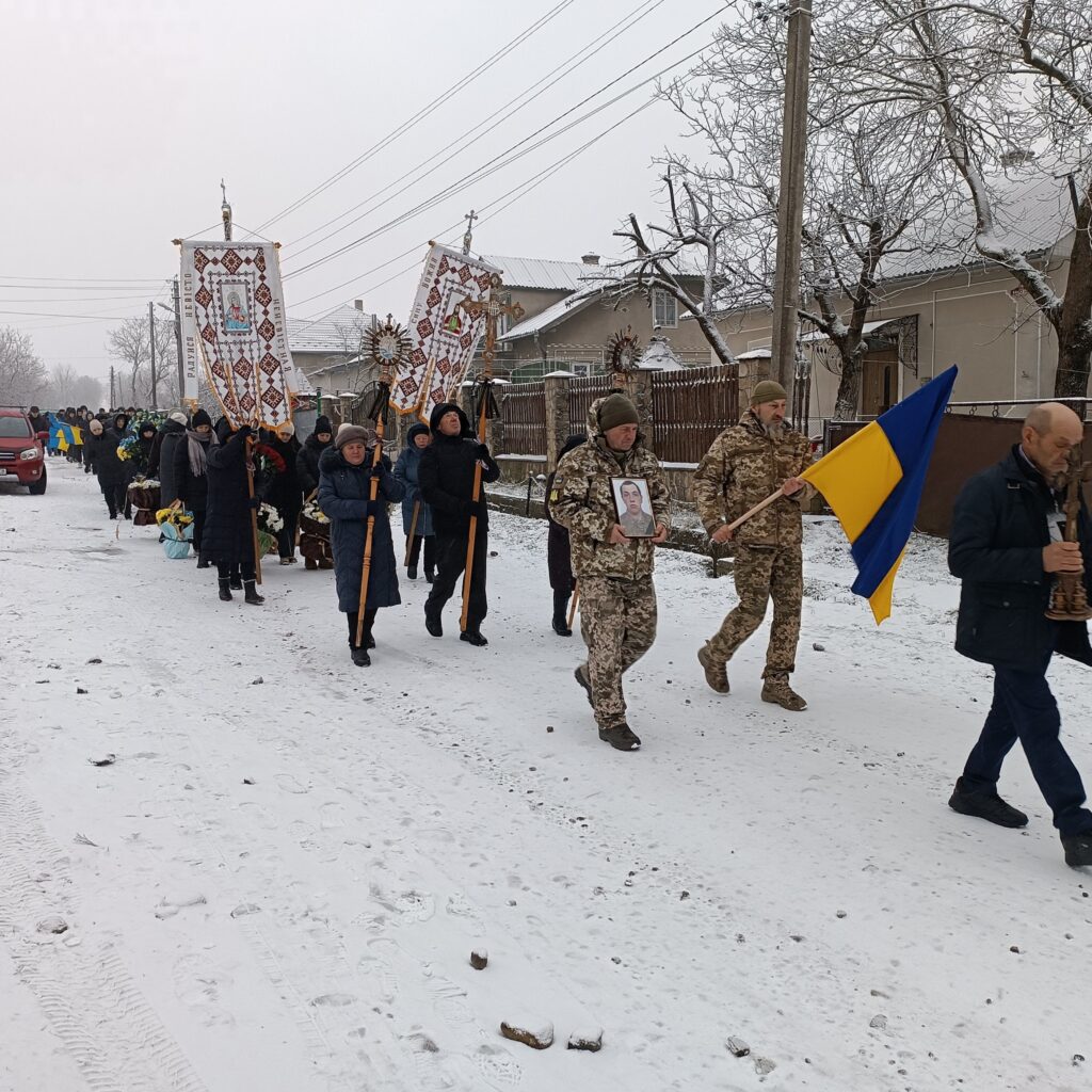 У Тисменицькій громаді попрощалися з Героєм Петром Дзіворонюком