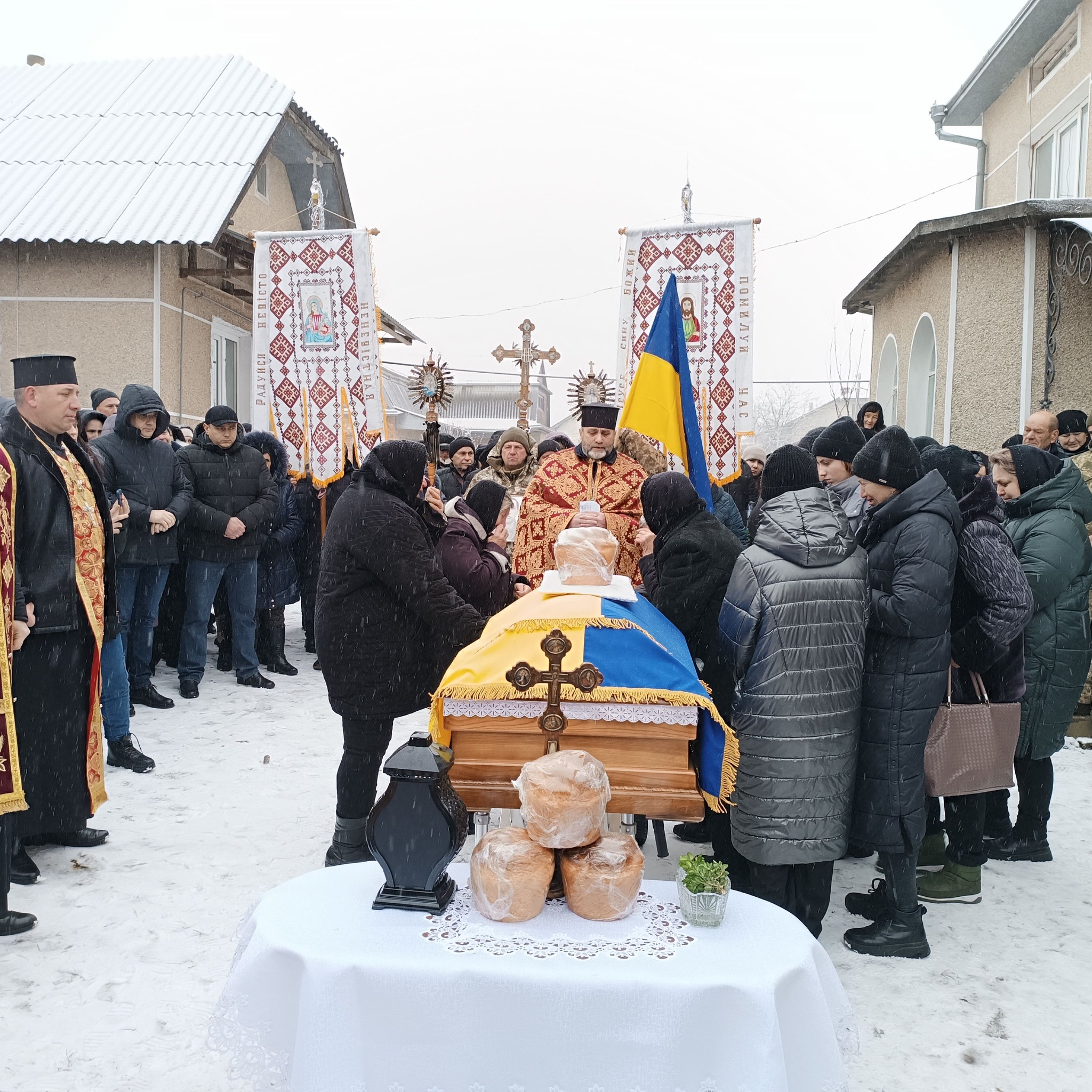 У Тисменицькій громаді попрощалися з Героєм Петром Дзіворонюком