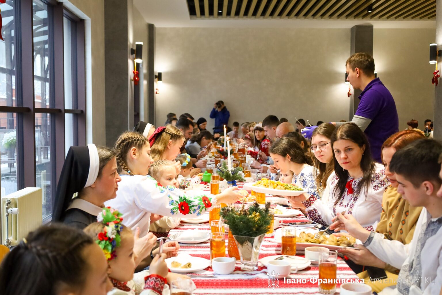 У Католицькому ліцеї,розділили Святвечір із дітьми,позбавленими батьківського піклування,Владика Володимир Війтишин