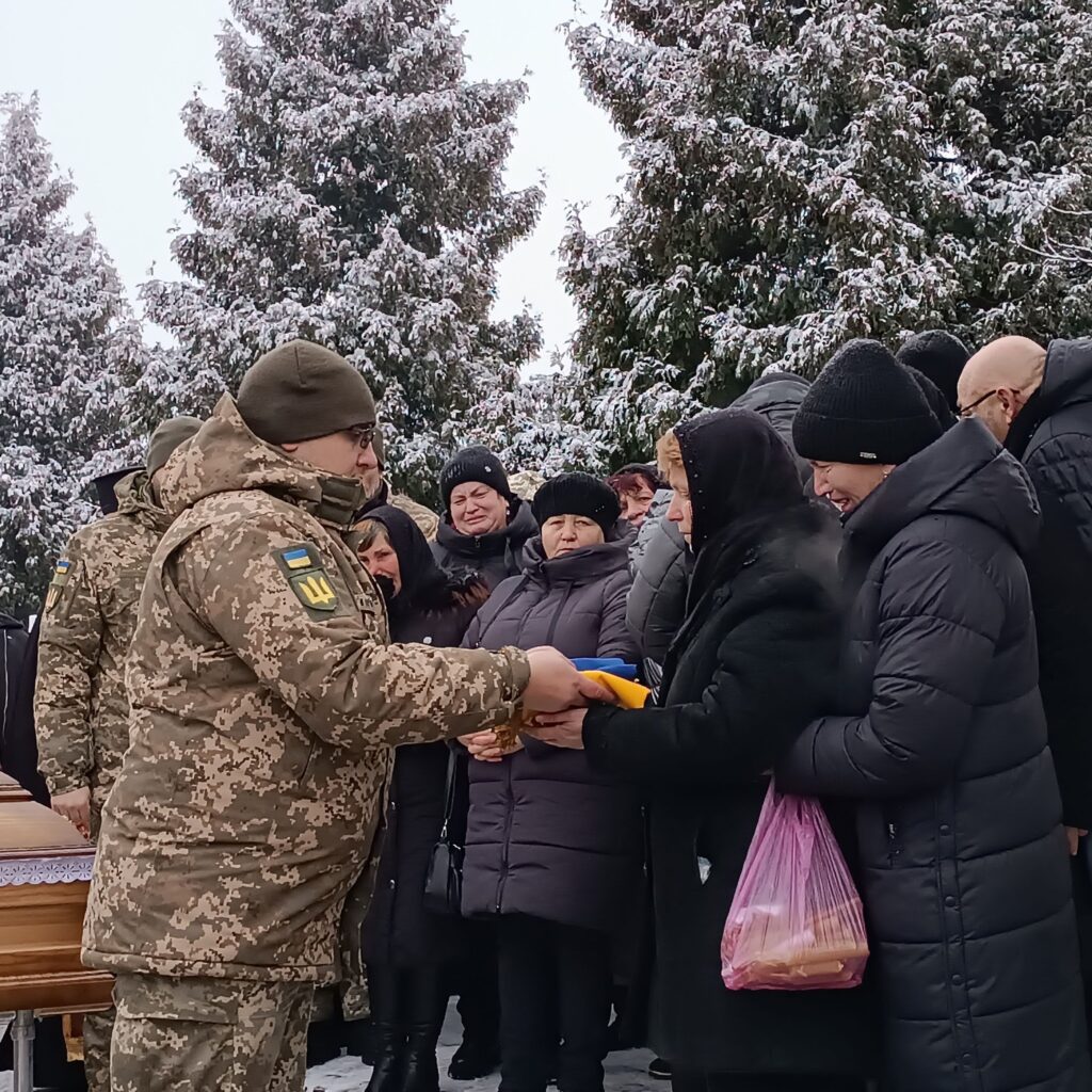 У Тисменицькій громаді попрощалися з Героєм Петром Дзіворонюком