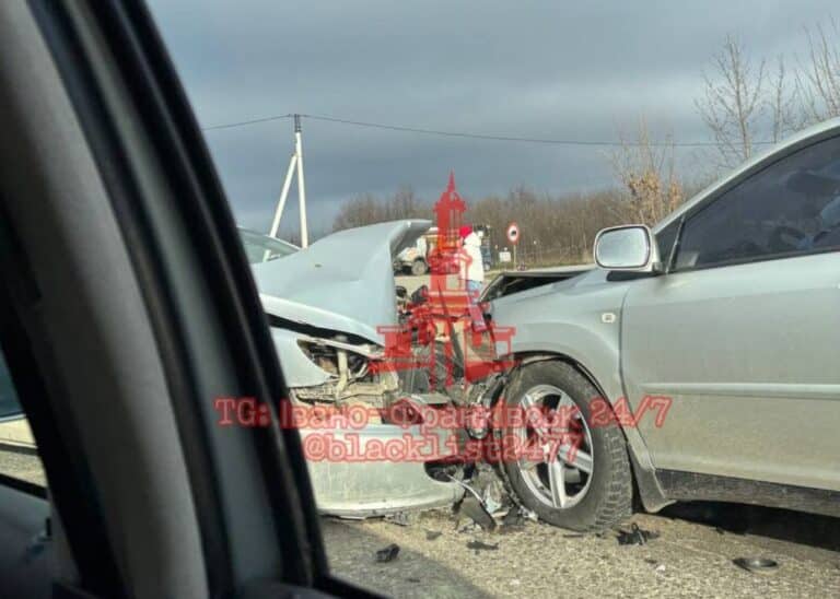 Біля автобазару зіткнулись два легковики. ВІДЕО