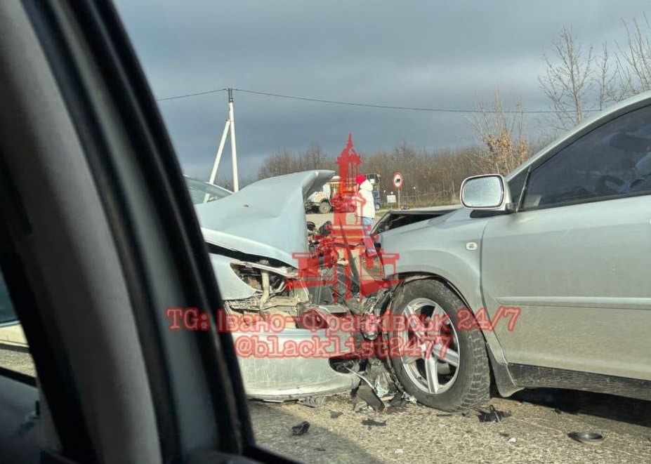 Біля автобазару зіткнулись два легковики. ВІДЕО