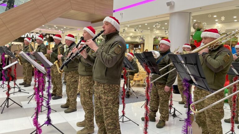 Співали колядки та проводили рекрутинг: у Франківську виступив духовий оркестр НГУ