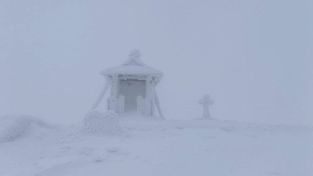 На горі Піп Іван у Карпатах - 14° морозу і лежить сніг
