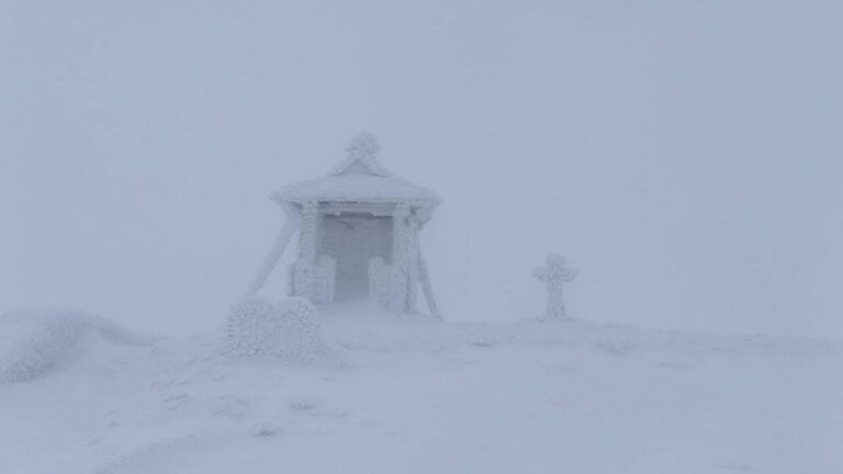 На горі Піп Іван у Карпатах - 14° морозу і лежить сніг