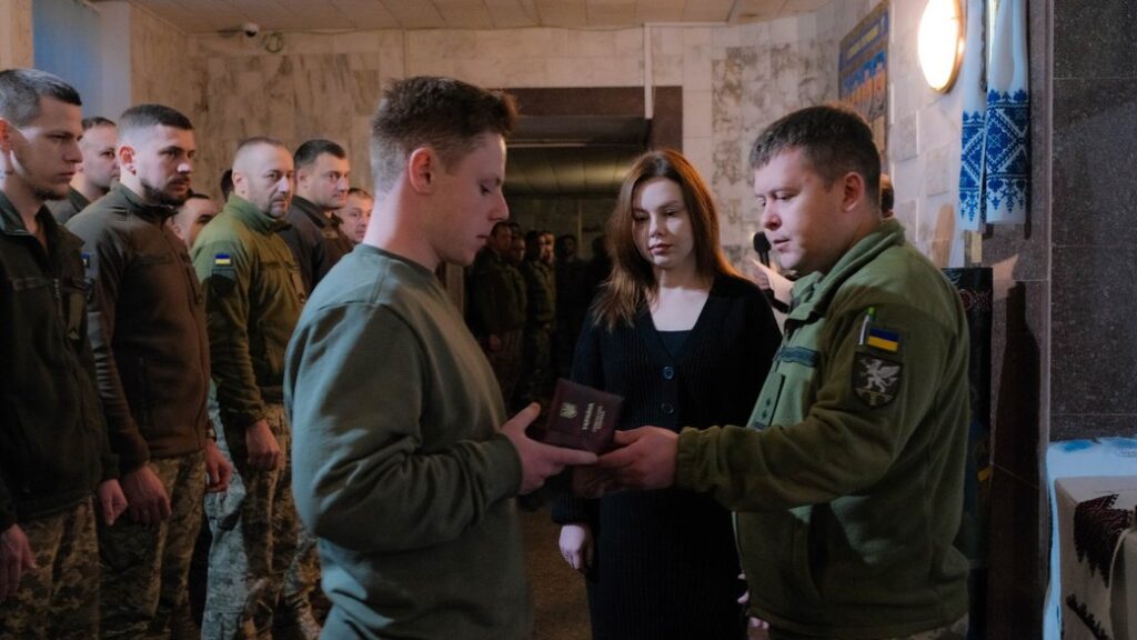 Дітям полеглого бійця з Франківщини Василя Штогрина передали орден "За мужність" III ступеня