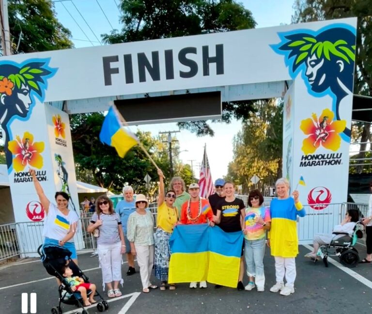 Прикарпатець організував благодійний забіг з українськими прапорами на Гавайях