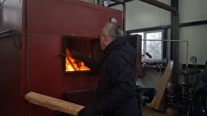 Без тепла, але з колядками. Як живе Бурштин на Франківщині після обстрілу РФ