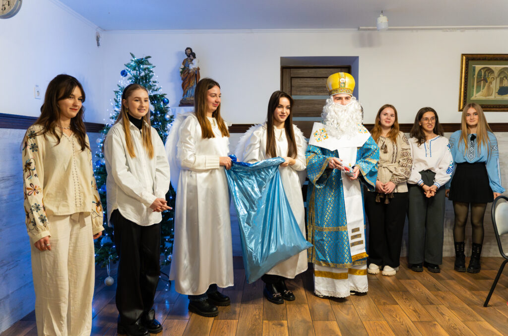 Франківські студенти стали помічниками святого Миколая та відвідали сиротинець