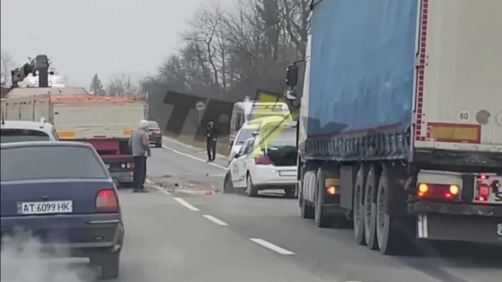 На Прикарпатті зіткнулись три авто. ФОТО