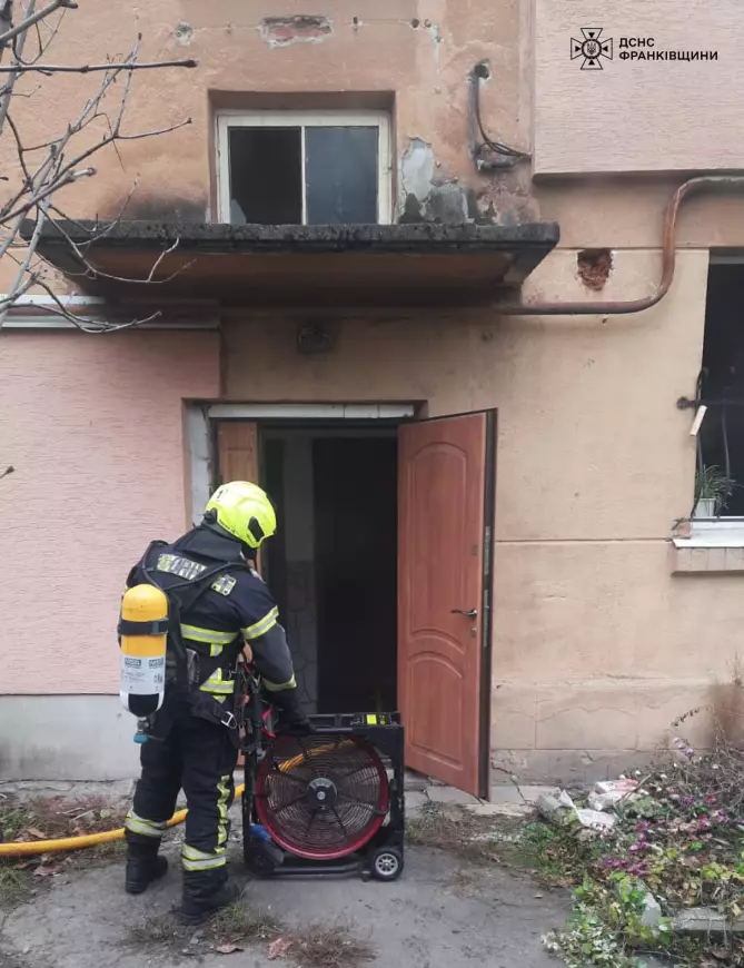 Вогнеборці у Франківську в житловому будинку ліквідували пожежу та евакуювали двох людей