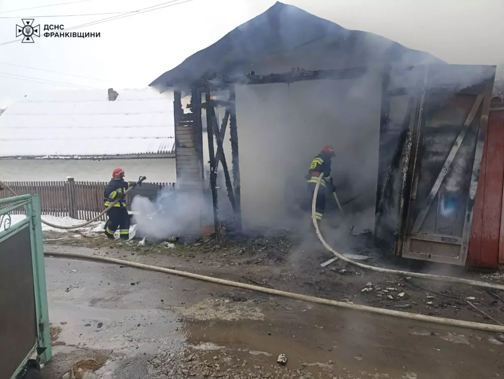 Вогнеборці ліквідували у Верховині пожежу вщент згорілого гаража та автомобіля в ньому