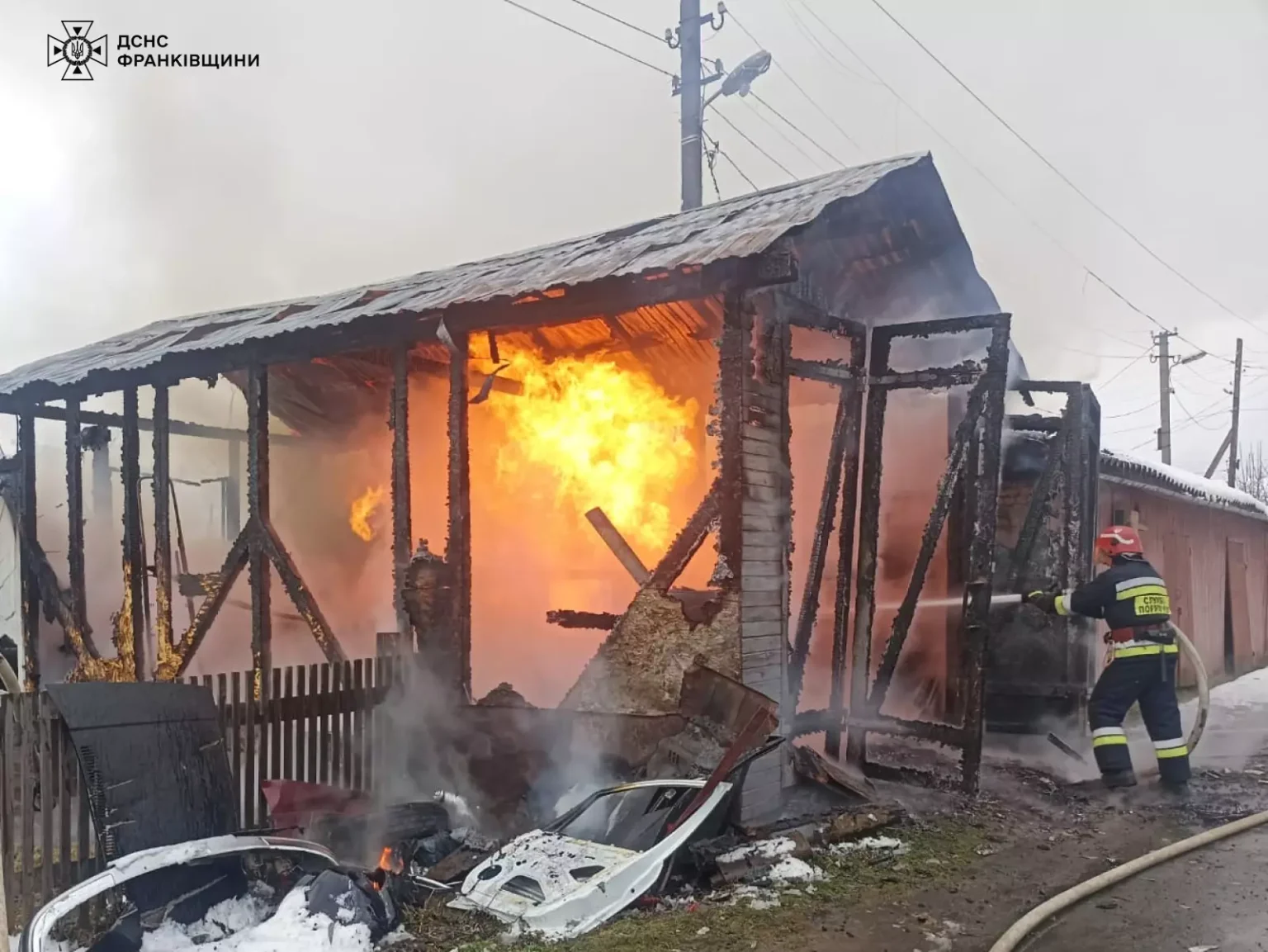 пожежу вщент згорілого гаража та автомобіля,Вогнеборці ліквідували у Верховині пожежу,ГУ ДСНС України в Івано-Франківській області.