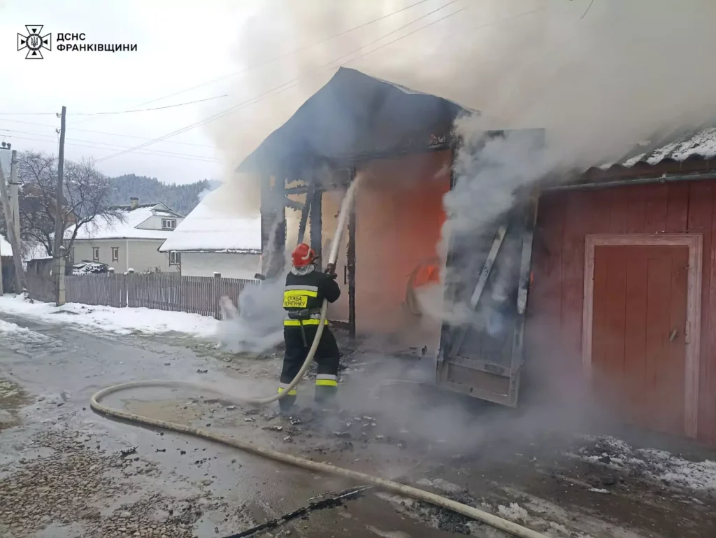 Вогнеборці ліквідували у Верховині пожежу вщент згорілого гаража та автомобіля в ньому