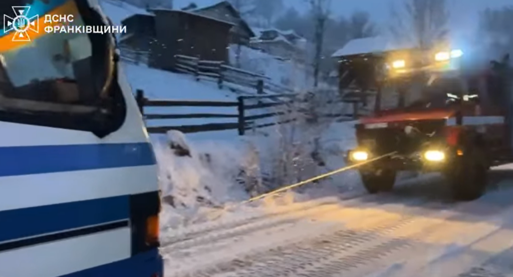 На Верховинщині рейсовий автобус з пасажирами злетів з дороги,прикарпатські рятувальники,негода на верховинщигі