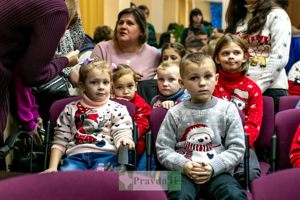 У Франківську для вихованців закладів соціального захисту дітей провели свято Миколая. ФОТО