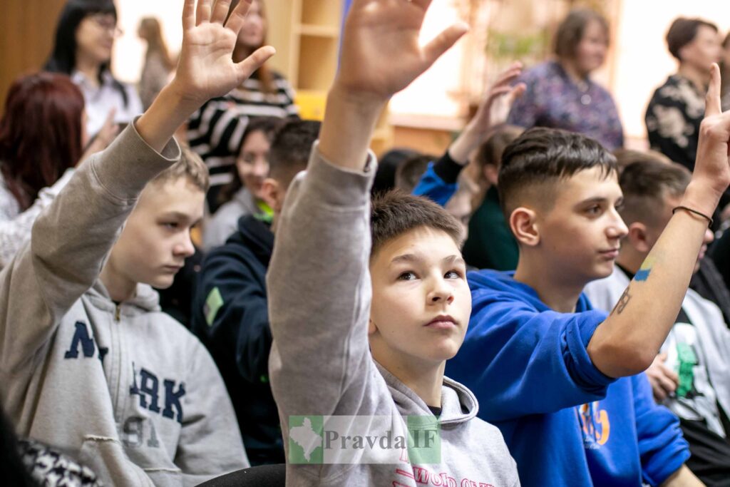 У Франківську для вихованців закладів соціального захисту дітей провели свято Миколая. ФОТО