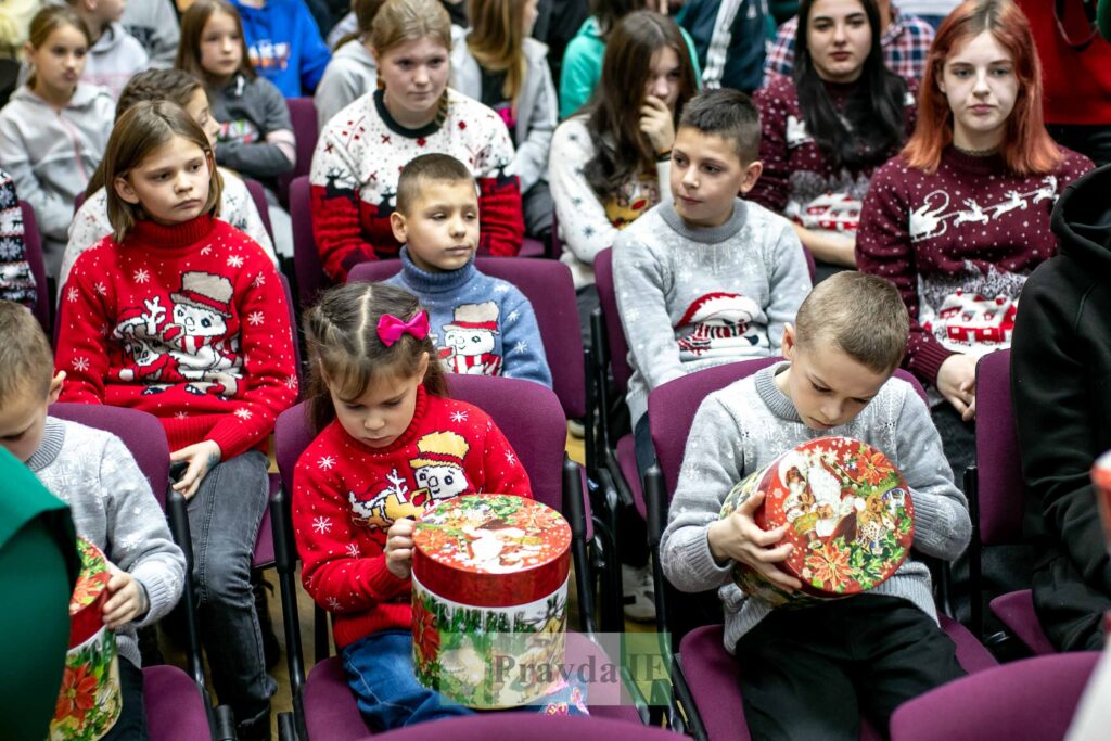 У Франківську для вихованців закладів соціального захисту дітей провели свято Миколая. ФОТО