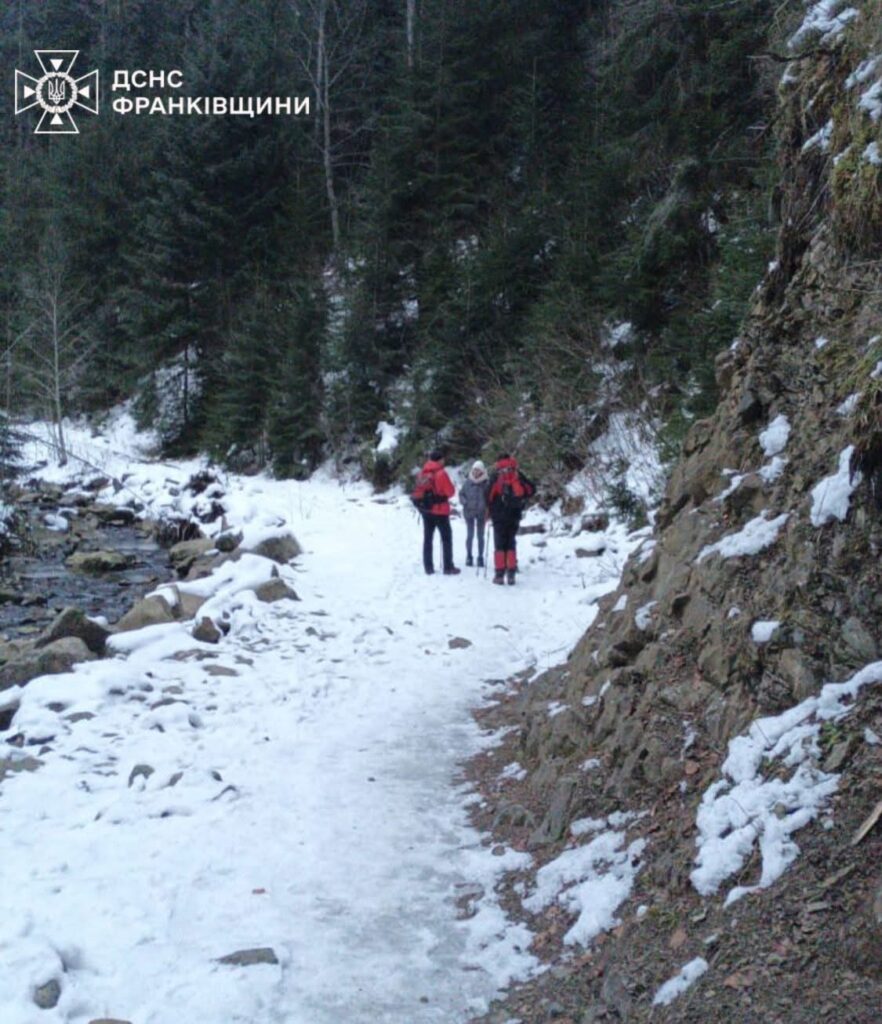 Рятувальники надали допомогу туристам, що заблукали поблизу гори Хом’як