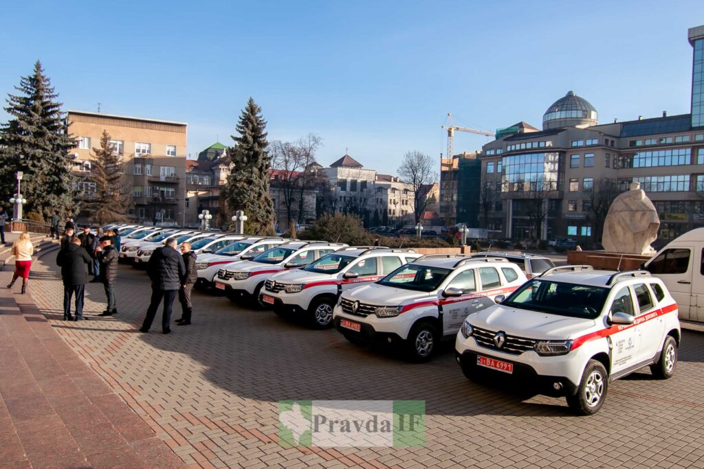 14 закладів «первинки» Прикарпаття отримали нові автомобілі. ФОТО