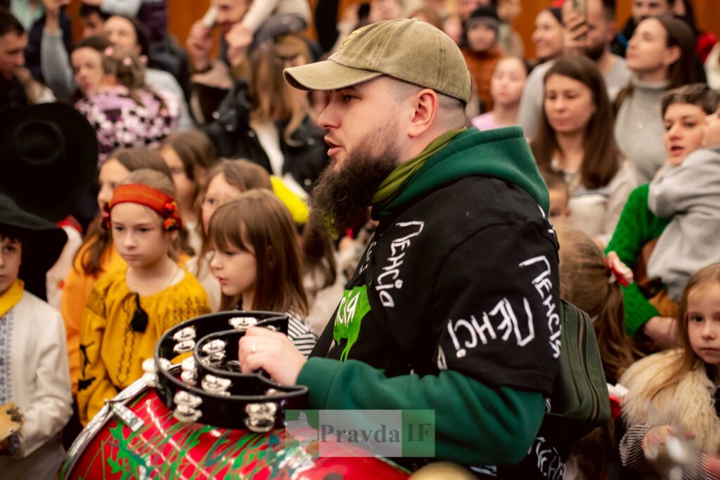 Учасники заходу з бубном у натовпі