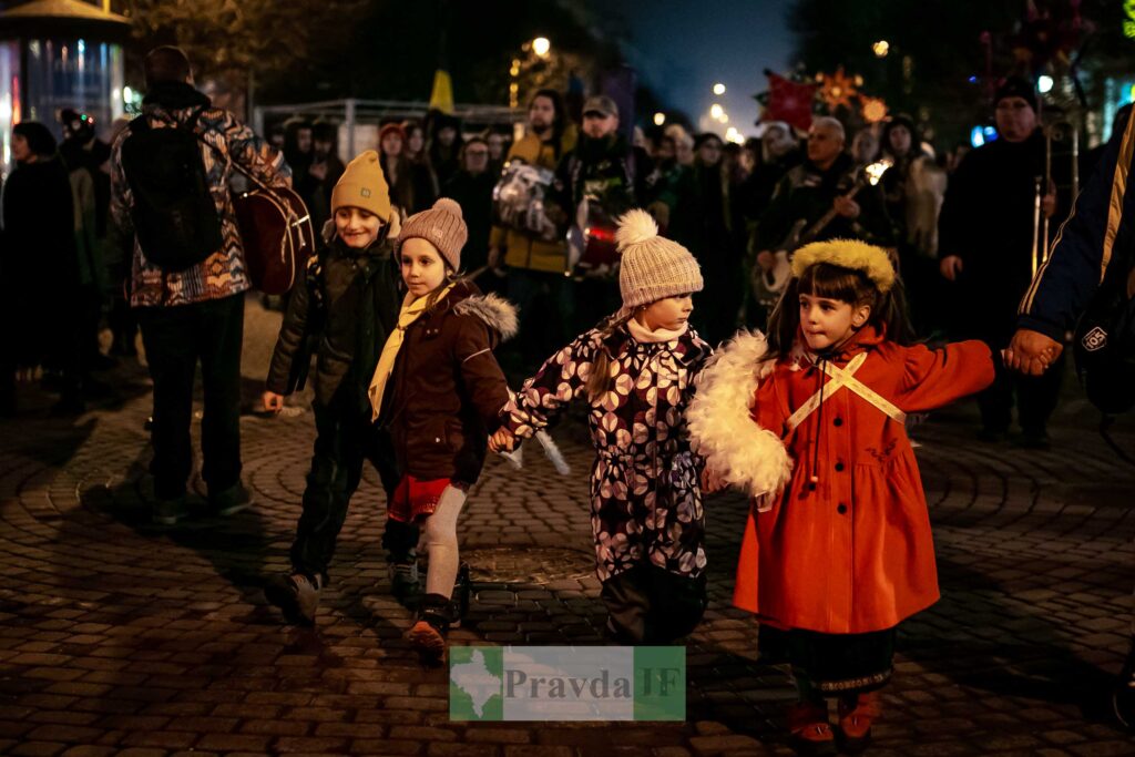 Діти гуляють на нічному фестивалі.