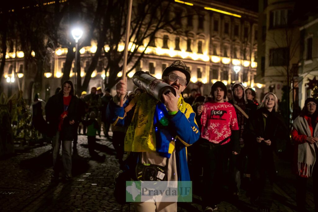 Нічний святковий парад на вулицях міста