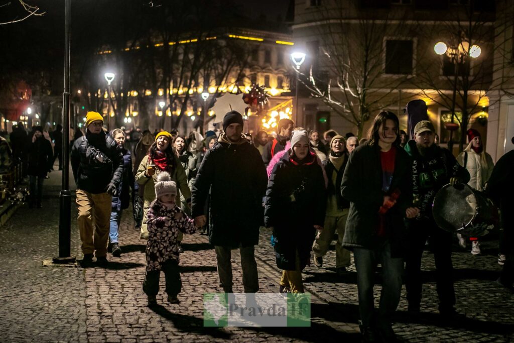 Нічна хода людей на святковому заході.