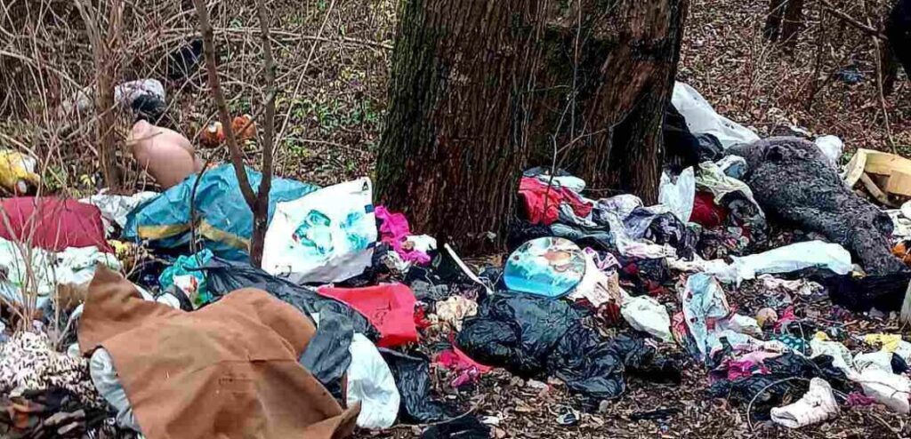 У середмісті Калуша комунальники виявили стихійне сміттєзвалище