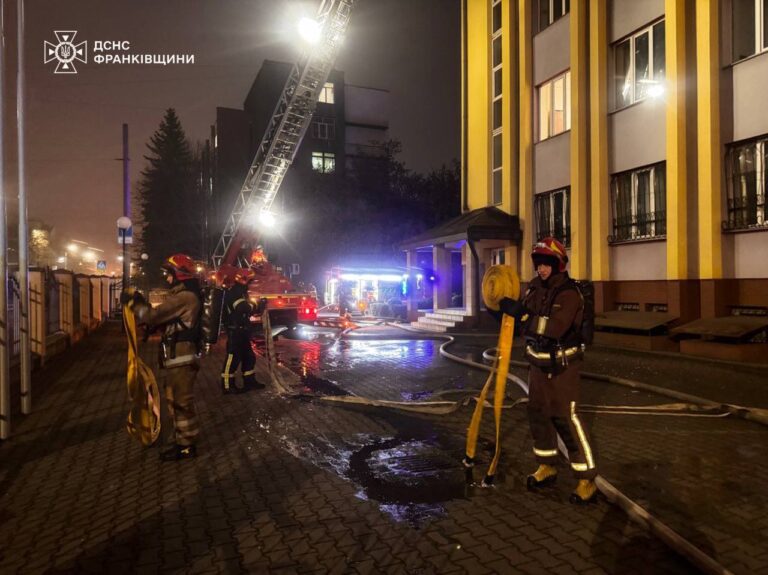 У Франківську рятувальники ліквідували масштабну пожежу в одному з ВНЗ