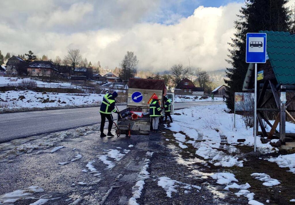 триває очищення доріг від снігу,На Прикарпатті