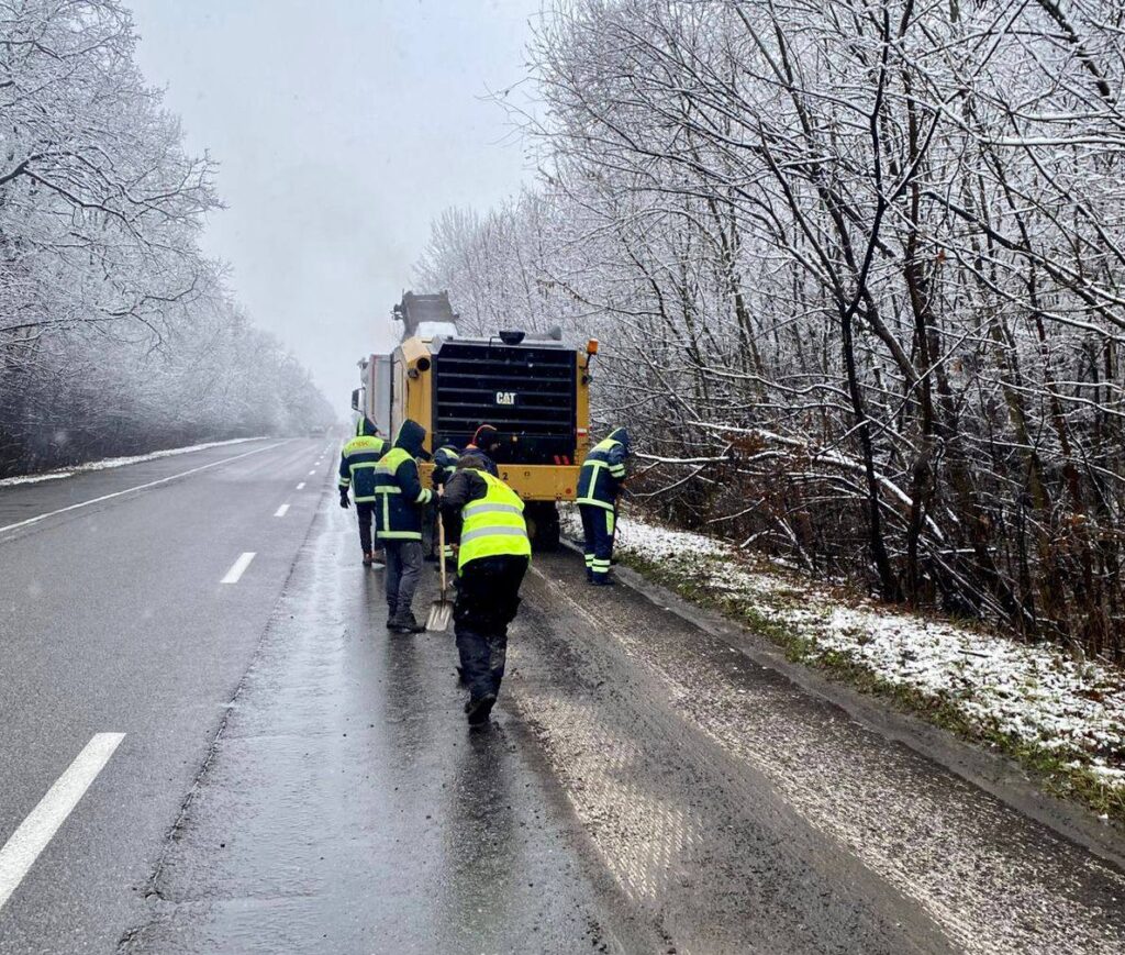 На Прикарпатті триває очищення доріг від снігу