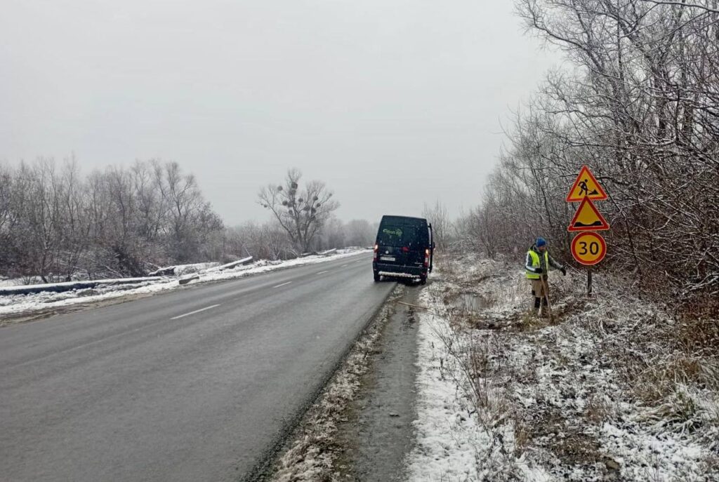 На Прикарпатті триває очищення доріг від снігу