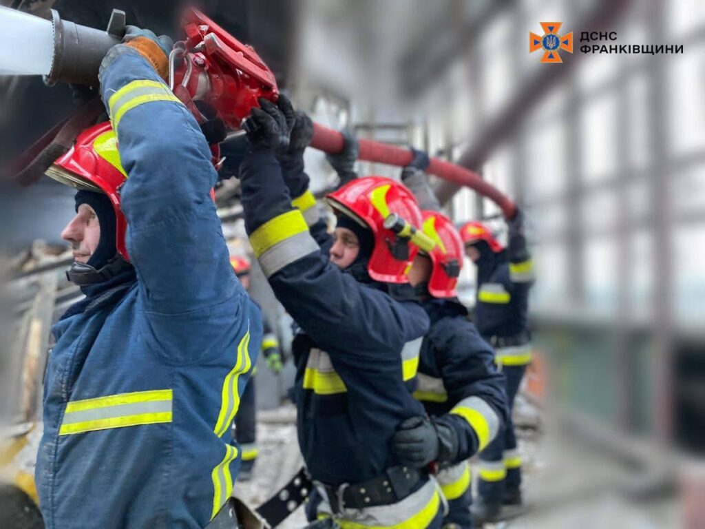 Прикарпатські рятувальники ліквідували наслідки чергової підступної російської атаки. ФОТО