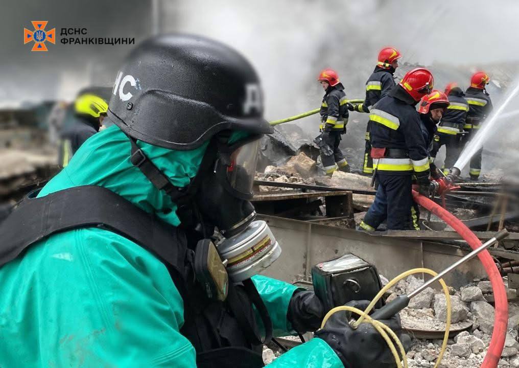 Прикарпатські рятувальники ліквідували наслідки чергової підступної російської атаки. ФОТО