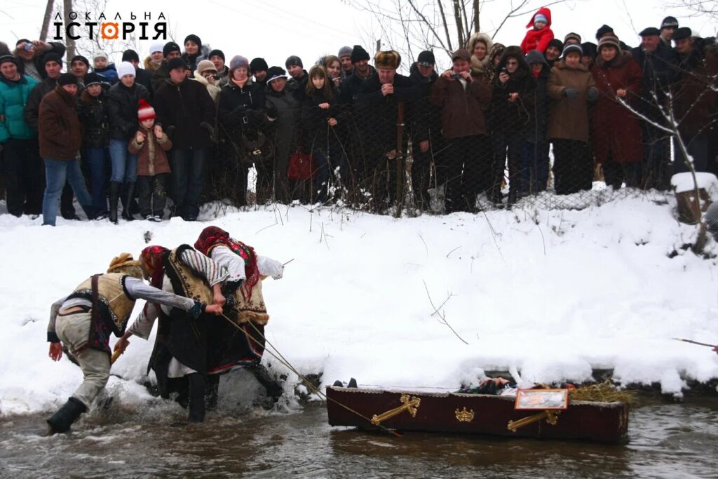 Традиційний фестиваль у снігу, люди спостерігають.