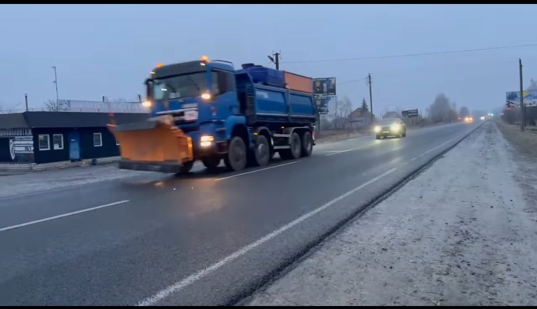 Прикарпаття замело, на дороги виїхала спецтехніка