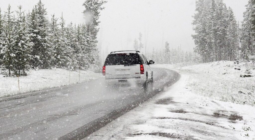 складні погодні умови на Прикарпатті,Патрульна поліція Івано-Франківської області,очікується мокрий сніг та дощ,на дорогах ожеледиця