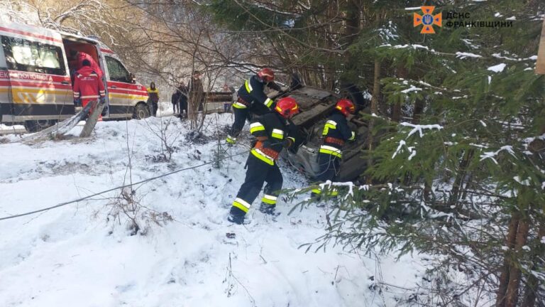 На гірській дорозі автомобіль перекинувся на дах: водія рятували надзвичайники