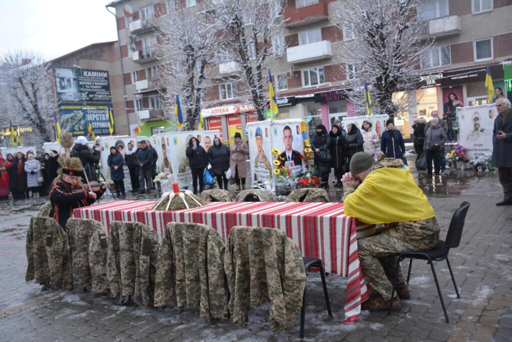 Вшанування пам'яті полеглих українських воїнів на майдані.